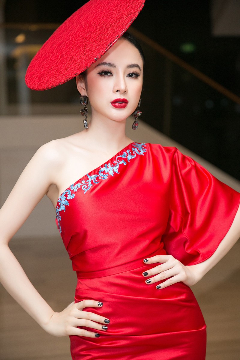 Angela Phuong Trinh gay chu y khi choi troi o su kien-Hinh-2